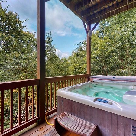 Red Roof Retreat Cleveland Exterior foto