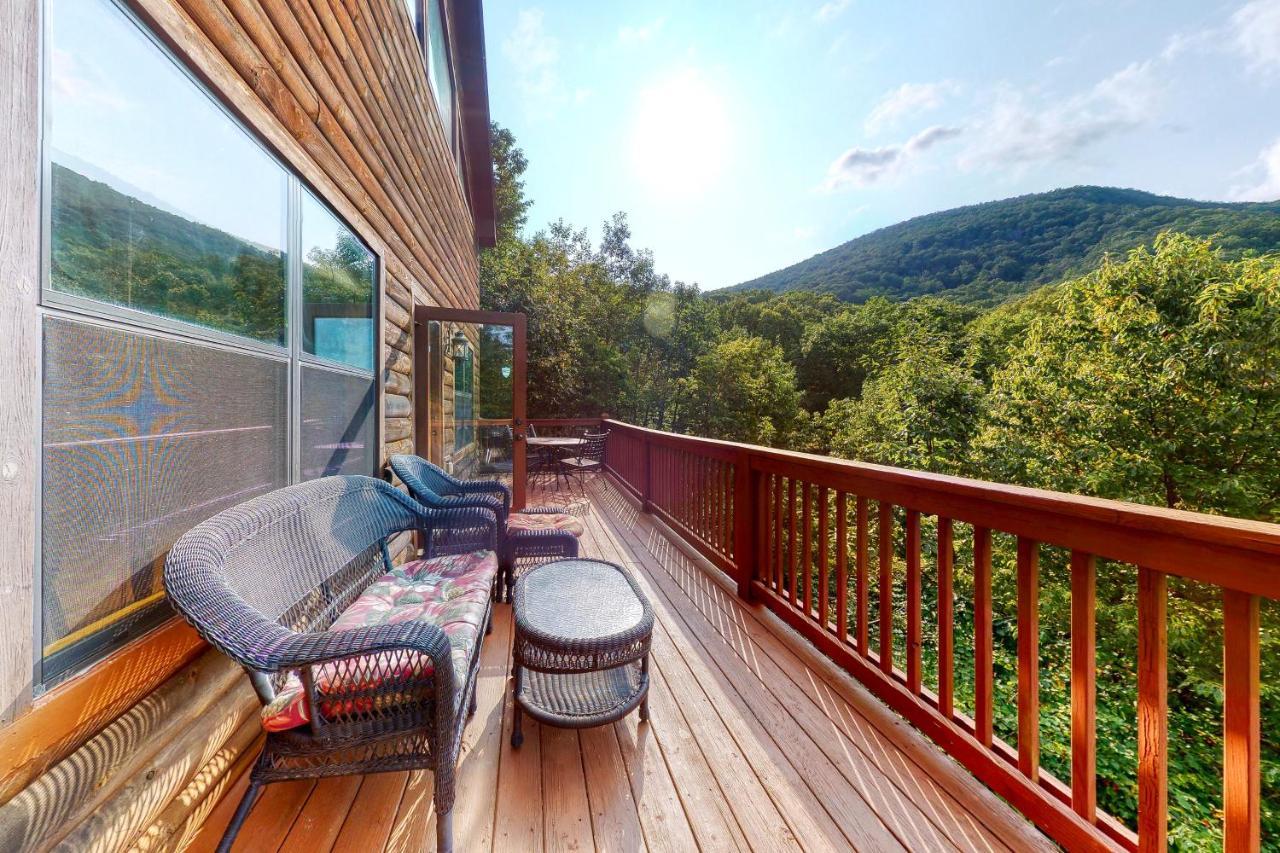 Red Roof Retreat Cleveland Exterior foto