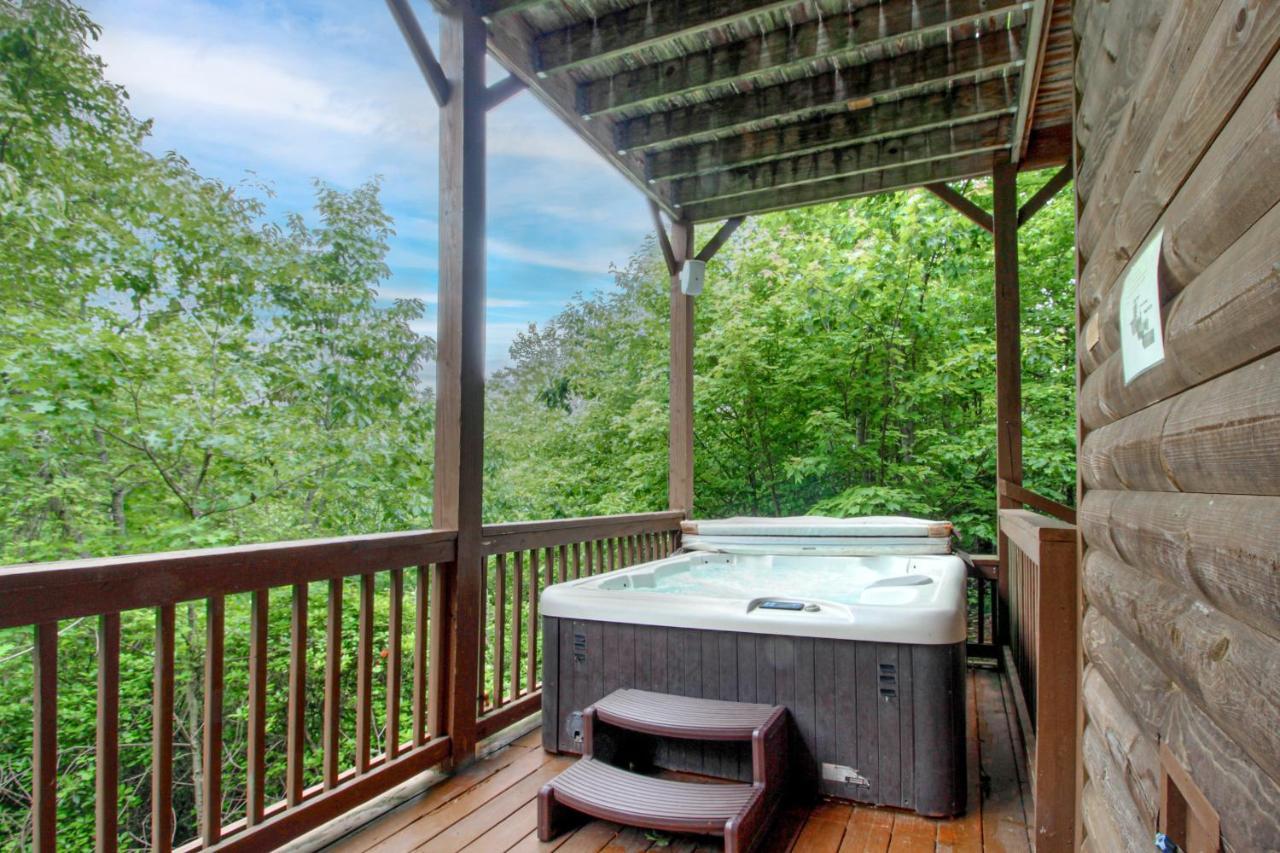Red Roof Retreat Cleveland Exterior foto